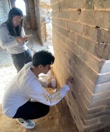 ▲▼長城上刻名字劃愛心 陸情侶被警方抓走。(圖/翻攝微博)