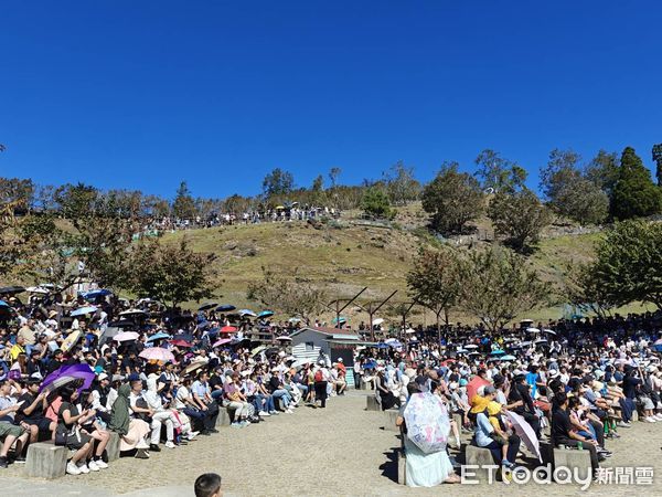 ▲清境農場於中秋連假湧現遊客人潮,「最可愛綿羊」黑鼻羊將接力在「雲嶺奔羊會」登場。(圖/清境農場提供)