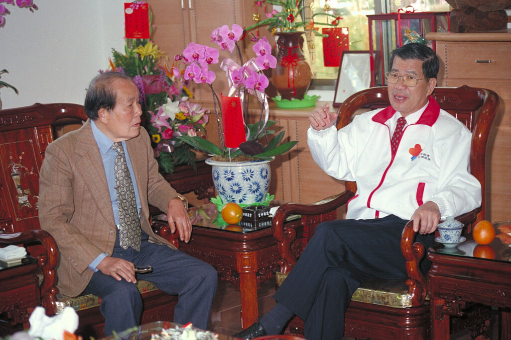 ▲時任行政院長蕭萬長(右)拜訪雲林縣議長陳清秀(左)。(圖/行政院新聞局)