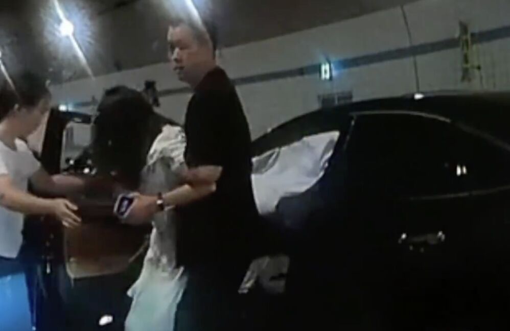 ▲陸10歲男童跪地求路過車輛救援車禍昏迷的母親。(圖/翻攝上游新聞)