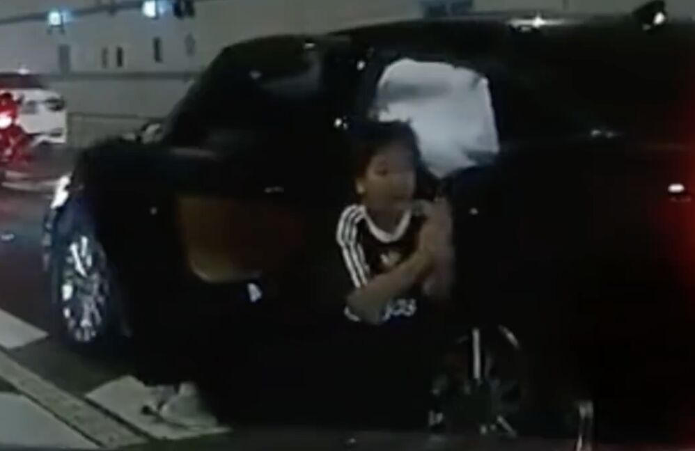 ▲陸10歲男童跪地求路過車輛救援車禍昏迷的母親。(圖/翻攝上游新聞)