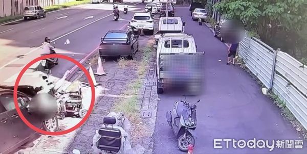 ▲▼高雄自小客「保齡球式」狠撞7車。(圖/記者許宥孺翻攝)