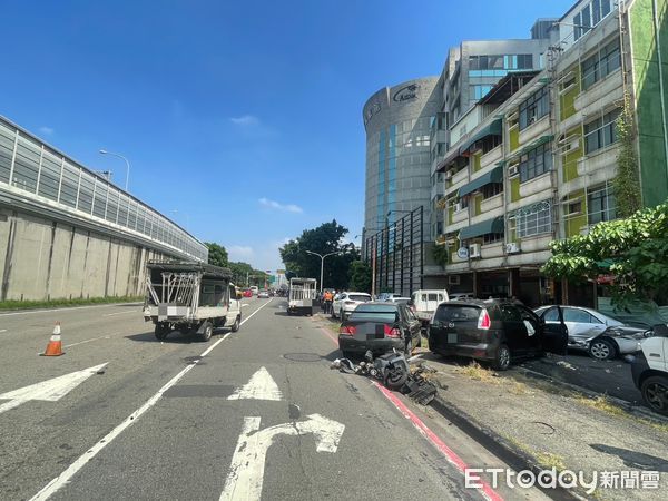 ▲▼高雄自小客「保齡球式」狠撞7車。(圖/記者許宥孺翻攝)