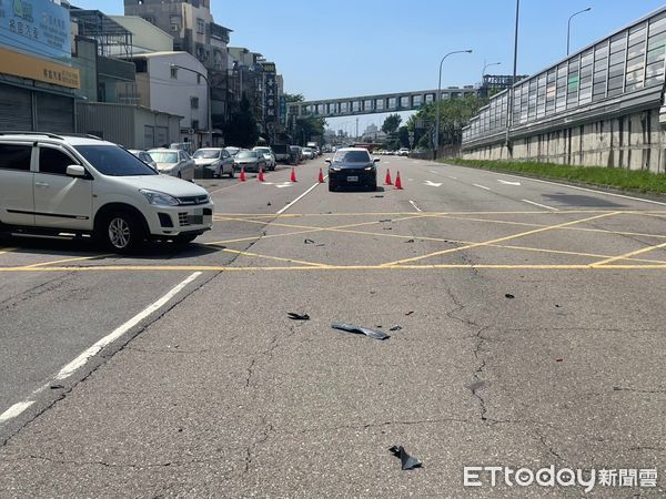 ▲▼高雄自小客「保齡球式」狠撞7車。(圖/記者許宥孺翻攝)