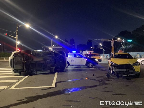 ▲4日晚間北投大度路發生一起休旅車遭撞翻車意外,所幸駕駛、乘客僅輕傷。(圖/記者張君豪翻攝)