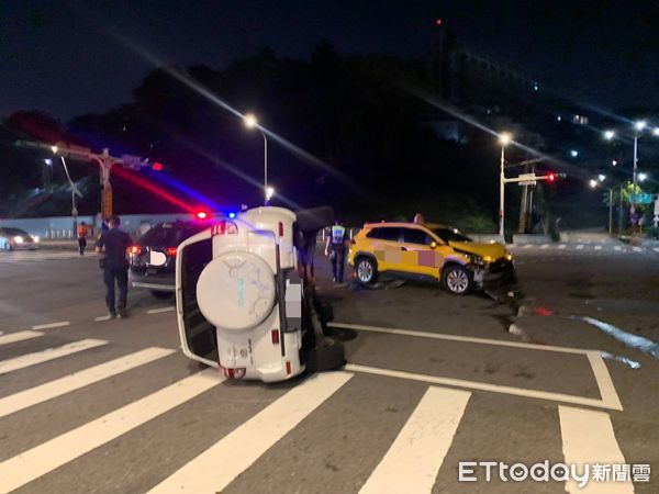 ▲4日晚間北投大度路發生一起休旅車遭撞翻車意外,所幸駕駛、乘客僅輕傷。(圖/記者張君豪翻攝)