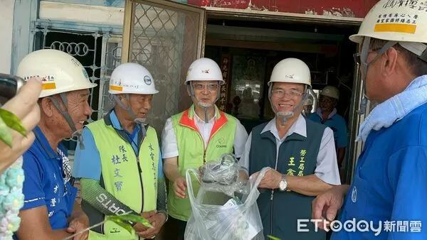 ▲台南市勞工局「做工行善團」志工中秋連假仍持續修繕弱勢住屋,展現滿滿人情味。(記者林東良翻攝,下同)