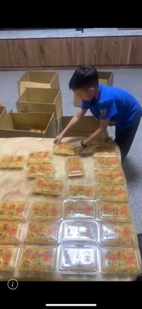 ▲▼台中市蔡小姐全家人狂打2萬通電話,終於訂到1500顆蛋黃酥。(圖/蔡小姐提供,下同)