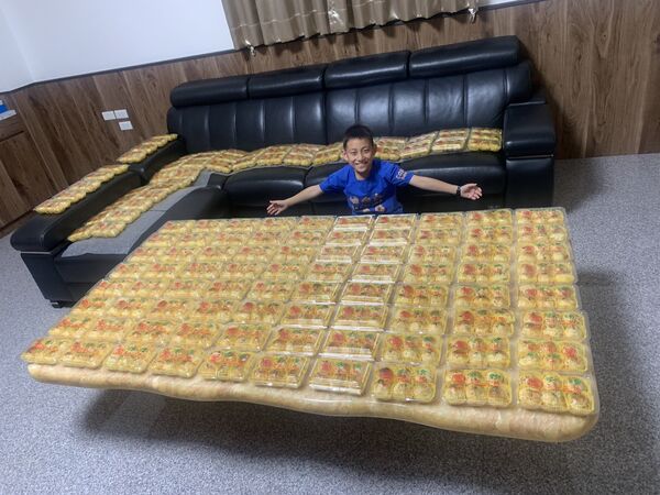 ▲▼台中市蔡小姐全家人狂打2萬通電話,終於訂到1500顆蛋黃酥。(圖/蔡小姐提供,下同)