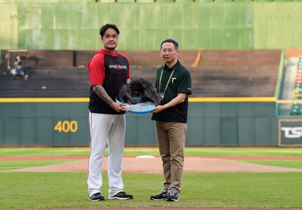 ▲▼台鋼球團贈送給林智勝的紀念禮物誠意滿滿。(圖/台鋼雄鷹提供)
