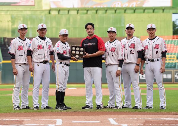 ▲▼台鋼球團贈送給林智勝的紀念禮物誠意滿滿。(圖/台鋼雄鷹提供)