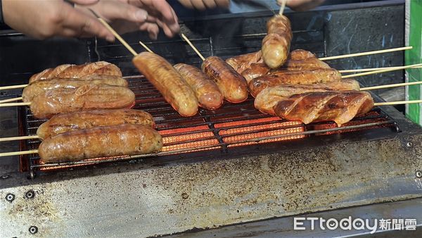 ▲▼最暖中秋!光復車站前變迷你小夜市 吊車超人斜槓烤香腸爆人潮。(圖/記者陳宏瑞攝)