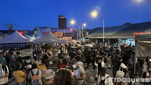 ▲▼最暖中秋!光復車站前變迷你小夜市 吊車超人斜槓烤香腸爆人潮。(圖/記者陳宏瑞攝)