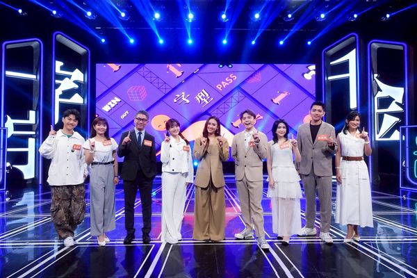▲▼公視《一字千金》新一季主持人Sandy吳姍儒與參賽者合照。(圖/公視提供)