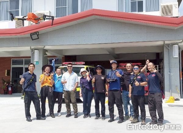 ▲台南市消防局第六大隊舉辦全國首創「消防無人機飛手輔助指揮訓練課程」,學員進行實地演練。(記者林東良翻攝,下同)