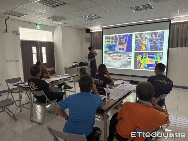 ▲台南市消防局第六大隊舉辦全國首創「消防無人機飛手輔助指揮訓練課程」,學員進行實地演練。(記者林東良翻攝,下同)