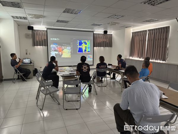 ▲台南市消防局第六大隊舉辦全國首創「消防無人機飛手輔助指揮訓練課程」,學員進行實地演練。(記者林東良翻攝,下同)