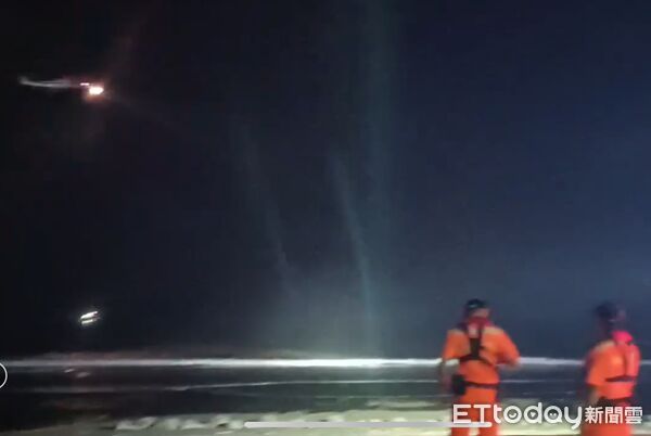 ▲考量天色已暗,明日6時將再次搜尋。(圖/桃園市政府消防局提供)