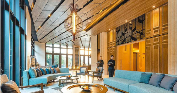 鄉林山海匯的公設設計由王勝正操刀,將觀音山與淡水河的景觀帶入室內,營造出如度假飯店般的居住氛圍,並獲得義大利A' Design Award建築設計獎。(圖/鄉林建設提供)