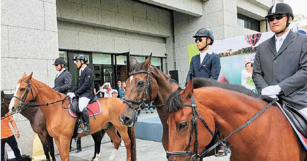 「鄉林山海滙」銷售時,鄉林建設集團董事長賴正鎰曾破天荒出動8匹駿馬、1顆熱汽球,還舉辦登高路跑活動,創造討論度。(圖/報系資料庫)
