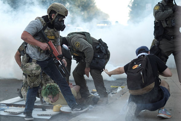 ▲▼芝加哥爆發衝突期間,人們走上街頭抗議,與美國移民與海關執法局(ICE)及聯邦執法人員對峙。(圖/路透)