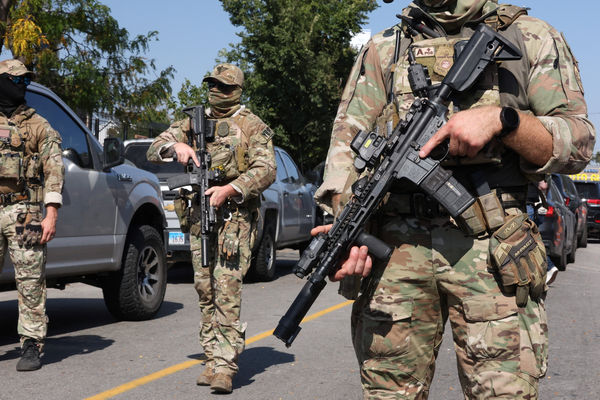 ▲▼芝加哥爆發衝突期間,人們走上街頭抗議,與美國移民與海關執法局(ICE)及聯邦執法人員對峙。(圖/路透)