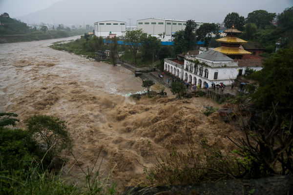 ▲▼尼泊爾豪雨「引爆山洪」至少47死。(圖/路透)