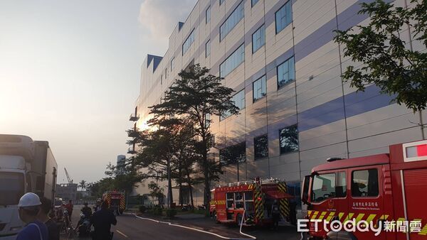 ▲▼高雄前鎮區華新科技火警。(圖/記者吳奕靖翻攝)