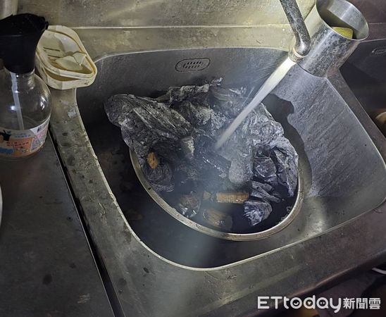 ▲台南中西區大勇街一間串烤店清晨冒煙,消防人員破門入內滅火,幸未釀災。(民眾提供)