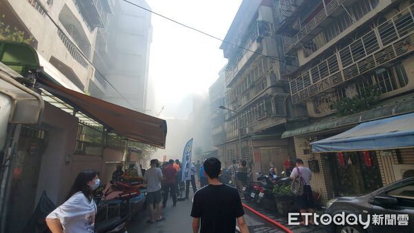 ▲▼台北市文山區火警,黑煙竄天。(圖/記者黃彥傑攝)