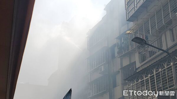 ▲▼台北市文山區火警,黑煙竄天。(圖/記者黃彥傑攝)