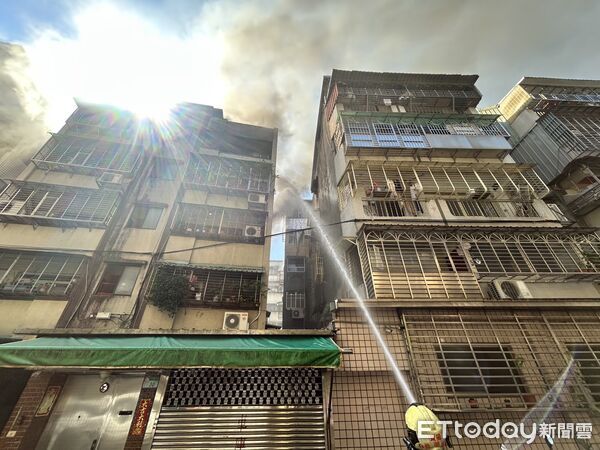 ▲▼台北市文山區火警,黑煙竄天。(圖/記者黃彥傑攝)