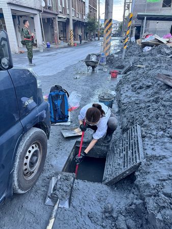 ▲▼穿上萬長靴去救災?網紅妍安遭轟「蹭熱度」限動反擊。(圖/翻攝自IG)