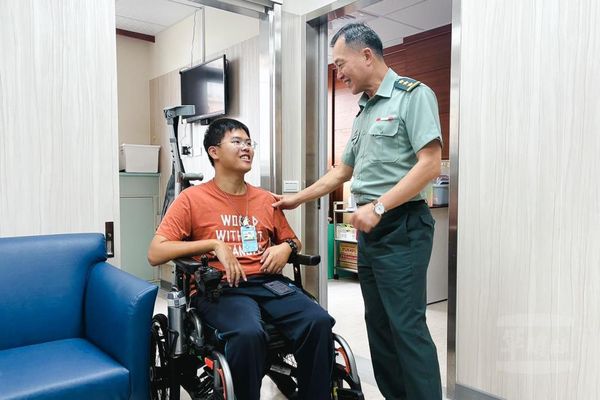 ▲「鋼鐵傘兵」秦良丰目前在國軍高雄總醫院擔任行政專員,國防部副部長鍾樹明上將3日前往探慰。(圖/軍聞社提供)