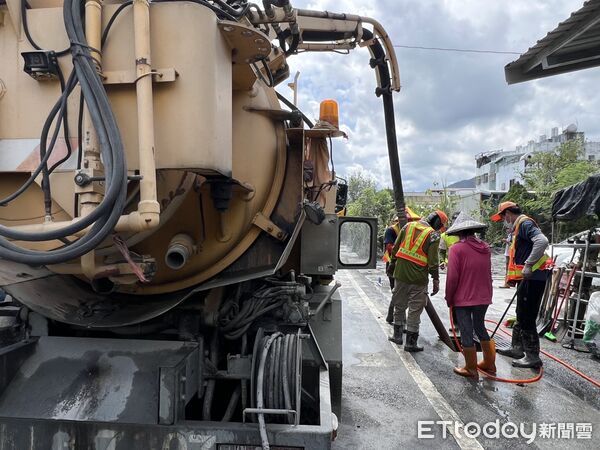 ▲▼光復災區農藥外洩!現場封鎖1人送醫,環境部緊急處理。(圖/記者賴文萱翻攝)