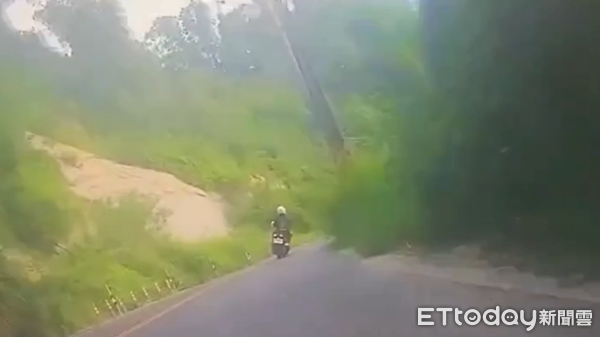 ▲▼台南市左鎮區二寮觀日平台附近車禍,無照猴撞死機車騎士。(圖/記者林東良翻攝)