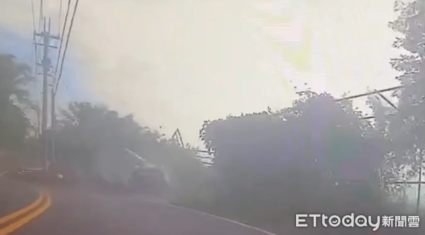 ▲▼台南市左鎮區二寮觀日平台附近車禍,無照猴撞死機車騎士。(圖/記者林東良翻攝)