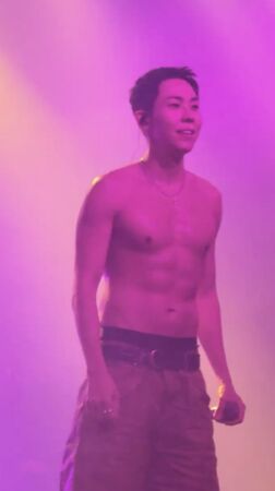 ▲▼流口水!人夫Loco放送福利來台脫了 大咖女星驚喜現身全場嗨爆。(圖/讀者提供)