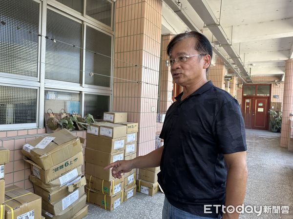 ▲受災嚴重光復國中已大致完成清淤,6日一早就有國軍消毒兵協助清消。(圖/記者王兆麟攝,下同)