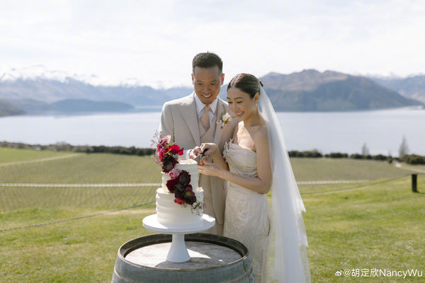 ▲▼胡定欣中秋節宣布結婚,老公是外科醫生。(圖/翻攝自IG)