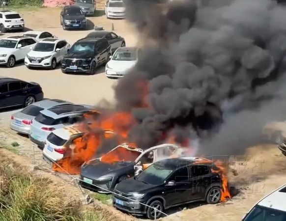 ▲▼福建一電動車起火致7車燒毀。(圖/翻攝三湘都市報)