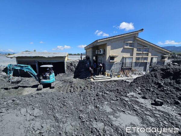 ▲▼災後Day14!重災區佛祖街「仍是土石山」 國軍上校進駐拚2天復原。(圖/記者陳宏瑞翻攝)