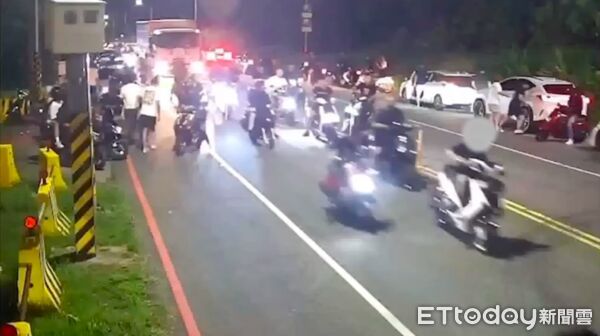 ▲▼飆車族囂張在測速相機前競速,後方車輛不敢往前,警方搜索改裝機車行,循線查扣飆車用的10部機車 。(圖/記者陳以昇翻攝)