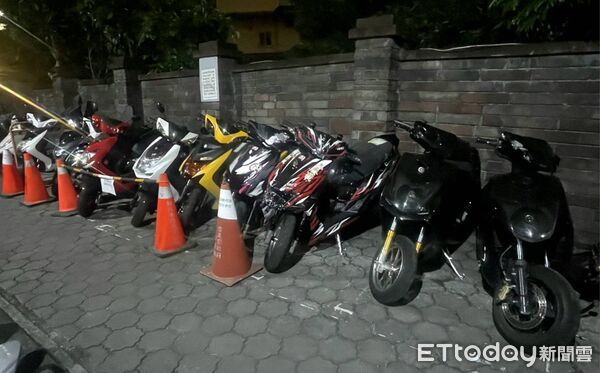 ▲▼飆車族囂張在測速相機前競速,後方車輛不敢往前,警方搜索改裝機車行,循線查扣飆車用的10部機車 。(圖/記者陳以昇翻攝)