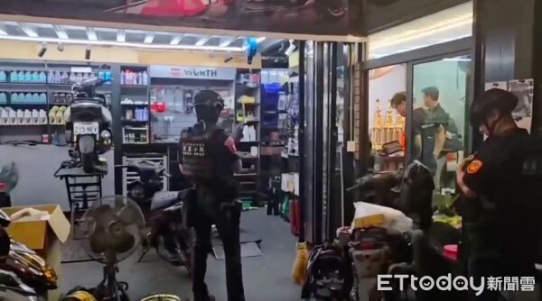 ▲▼飆車族囂張在測速相機前競速,後方車輛不敢往前,警方搜索改裝機車行,循線查扣飆車用的10部機車 。(圖/記者陳以昇翻攝)