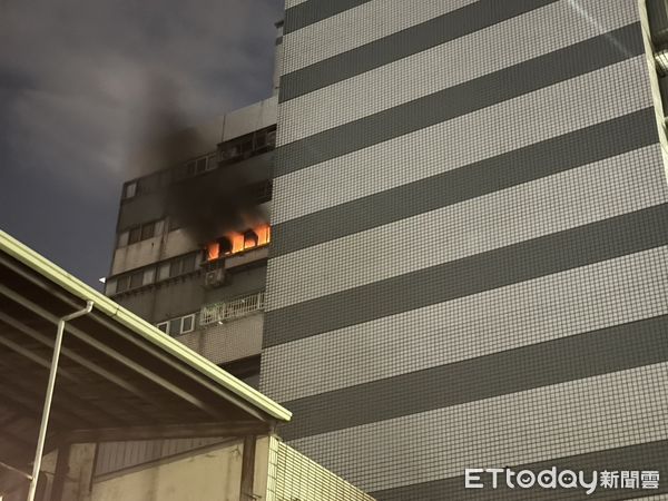 ▲▼台中一棟大樓10樓住家疑因洗衣機線路老舊釀禍 。(圖/民眾提供,下同)