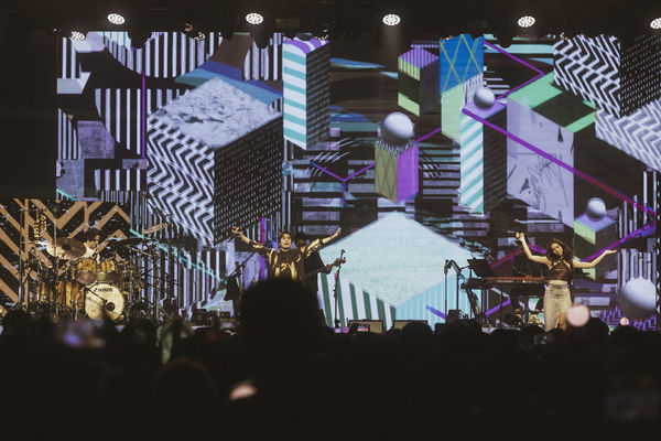 ▲▼ 告五人在上海開唱正值中秋前夕,他們也在後台開心分享柚子。(圖/相信音樂提供)