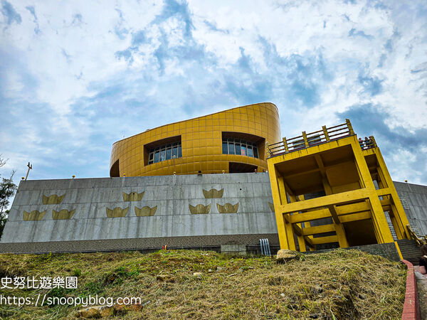 ▲▼全台唯一元寶造型咖啡廳、紅色愛心月老廟。(圖/部落客史努比提供)