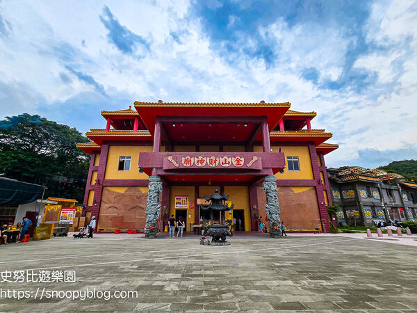 ▲▼全台唯一元寶造型咖啡廳、紅色愛心月老廟。(圖/部落客史努比提供)