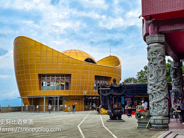 ▲▼全台唯一元寶造型咖啡廳、紅色愛心月老廟。(圖/部落客史努比提供)